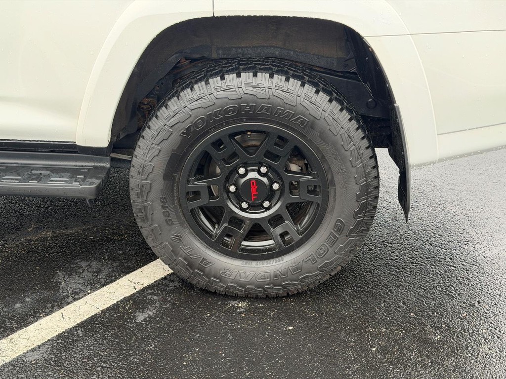 Toyota 4Runner Vehicle Full-screen Gallery Image 07