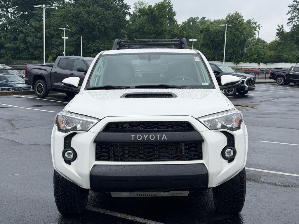 Toyota 4Runner Vehicle Full-screen Gallery Image 09