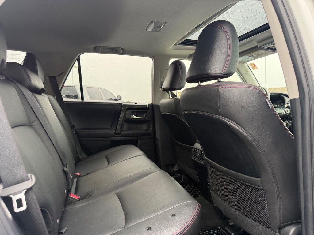 Toyota 4Runner Vehicle Full-screen Gallery Image 10