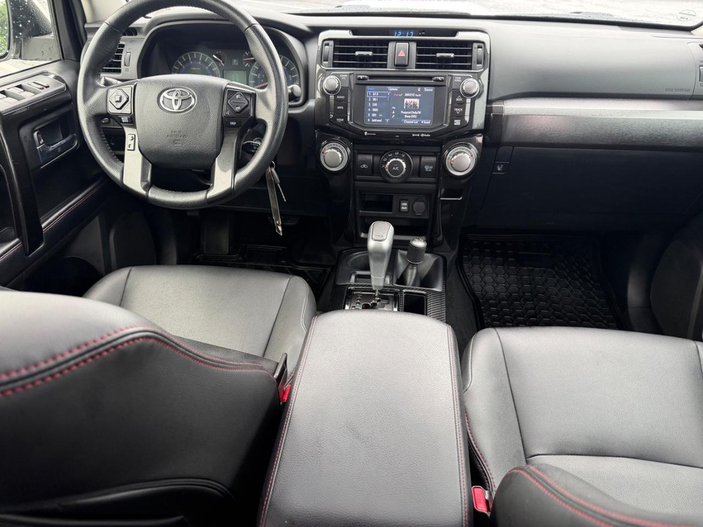 Toyota 4Runner Vehicle Full-screen Gallery Image 11