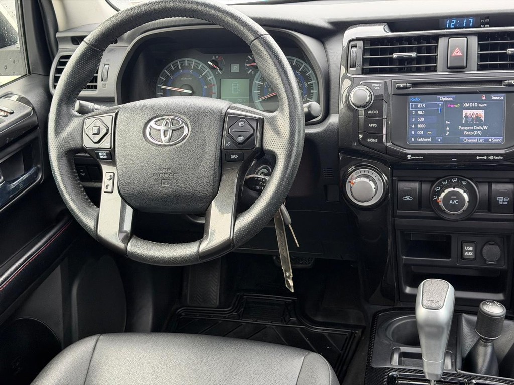 Toyota 4Runner Vehicle Full-screen Gallery Image 12