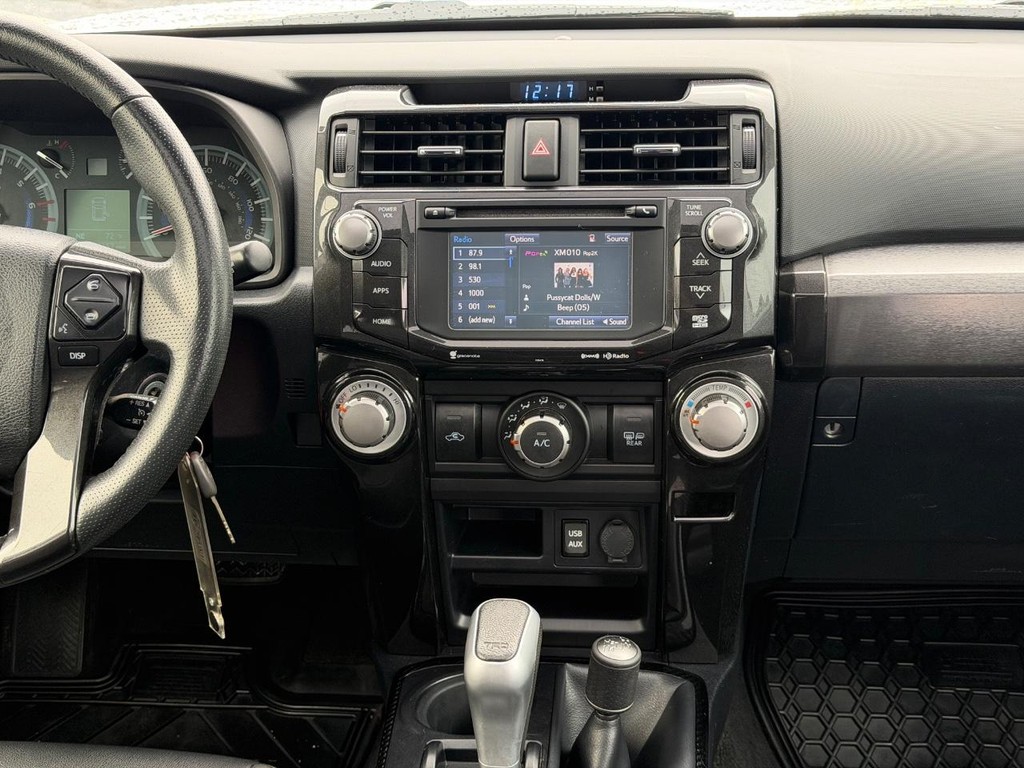 Toyota 4Runner Vehicle Full-screen Gallery Image 13