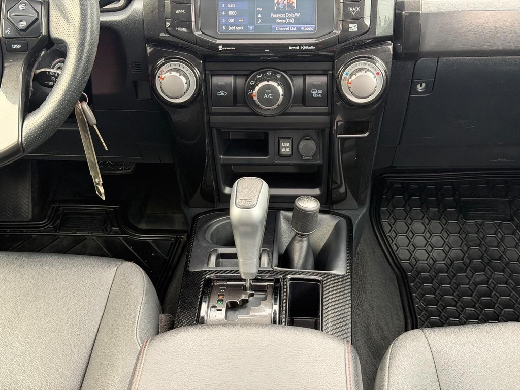 Toyota 4Runner Vehicle Full-screen Gallery Image 14
