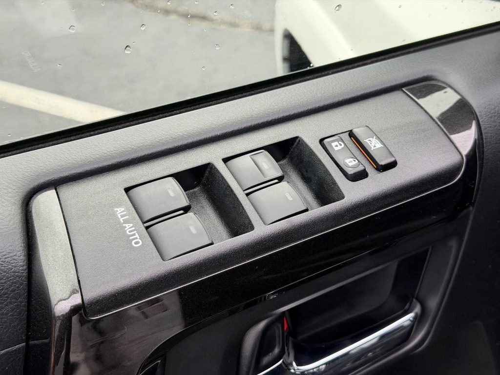 Toyota 4Runner Vehicle Full-screen Gallery Image 15