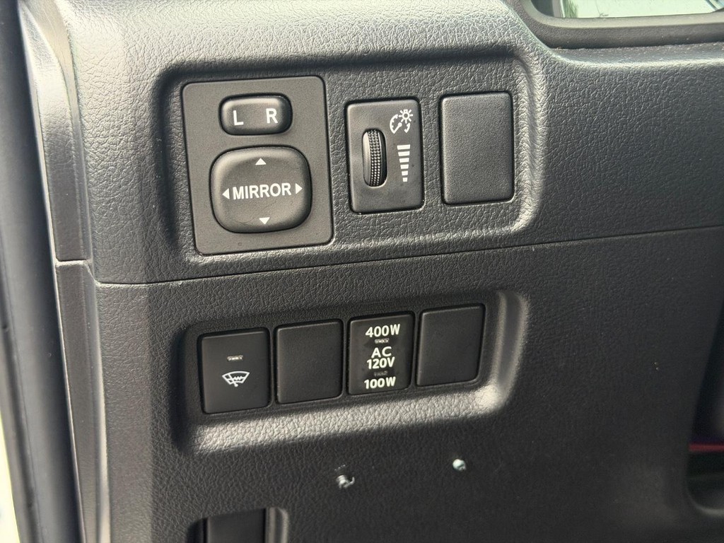 Toyota 4Runner Vehicle Full-screen Gallery Image 16