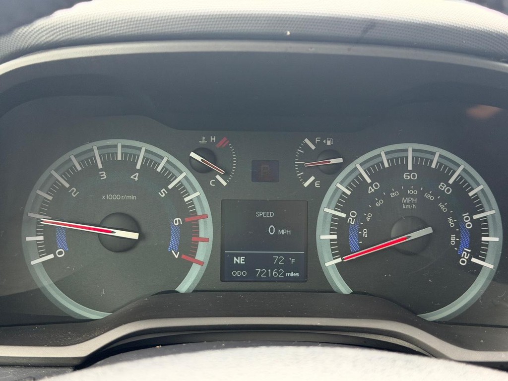 Toyota 4Runner Vehicle Full-screen Gallery Image 19