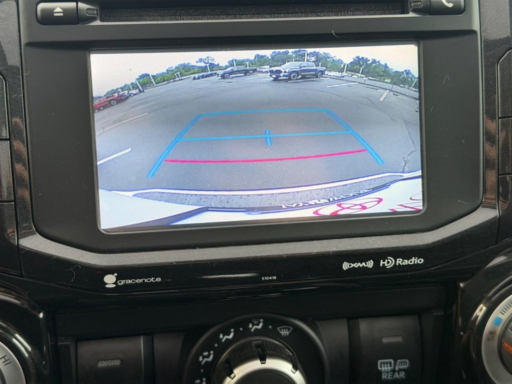 Toyota 4Runner Vehicle Full-screen Gallery Image 21