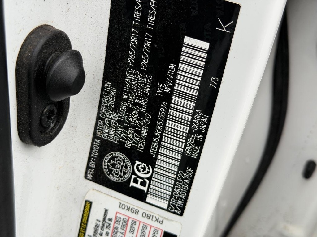 Toyota 4Runner Vehicle Full-screen Gallery Image 23