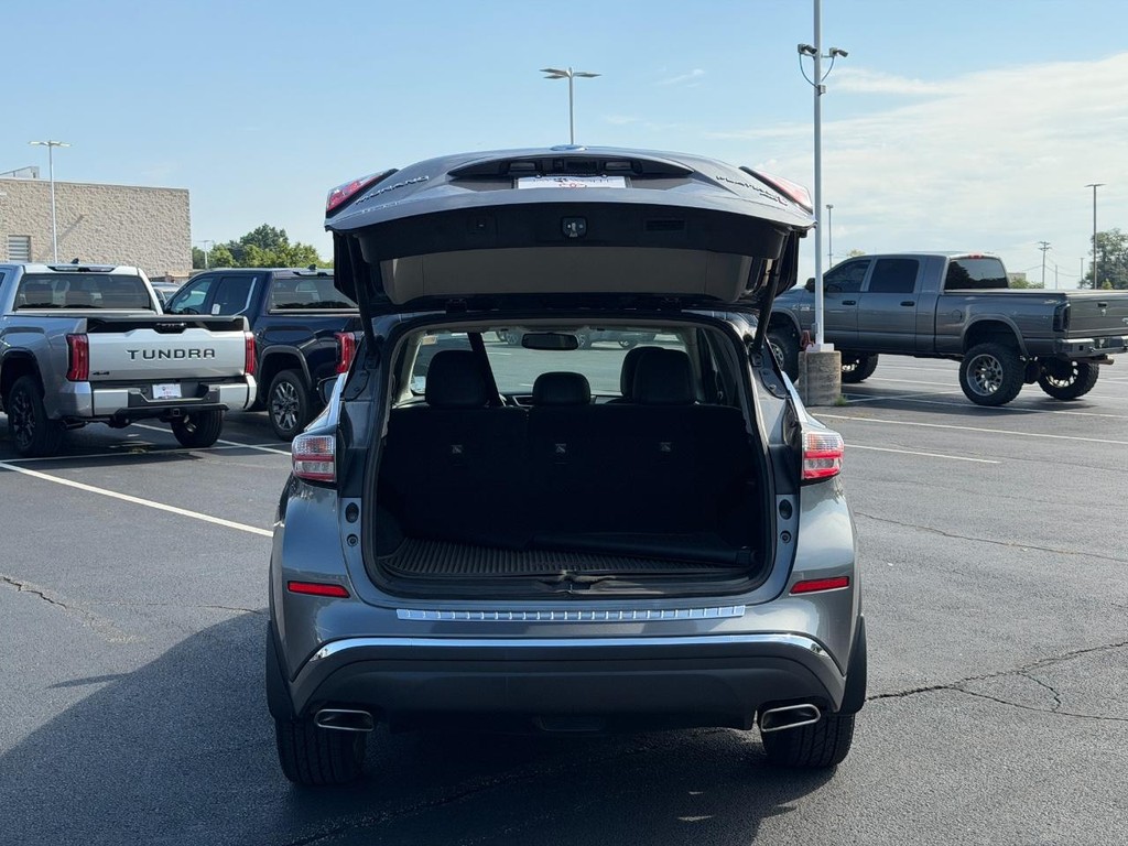 Nissan Murano Vehicle Full-screen Gallery Image 04