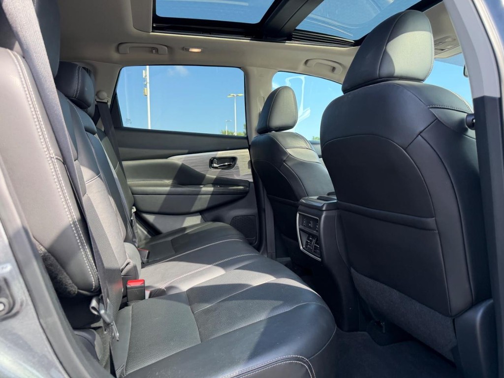 Nissan Murano Vehicle Full-screen Gallery Image 10