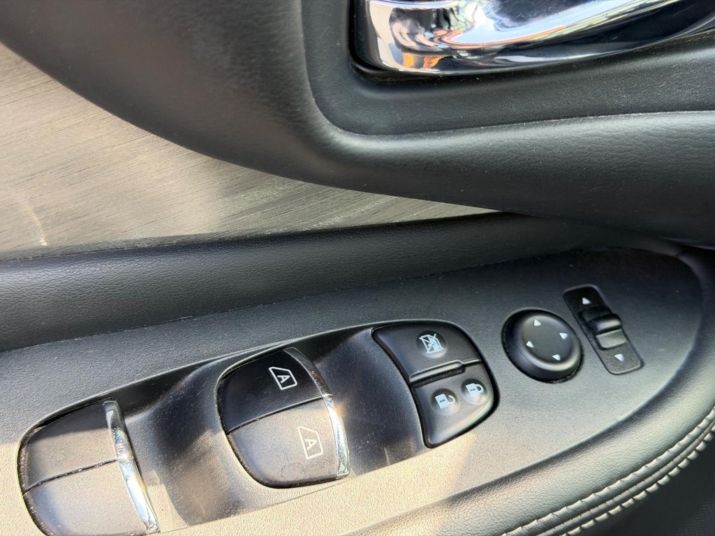 Nissan Murano Vehicle Full-screen Gallery Image 15