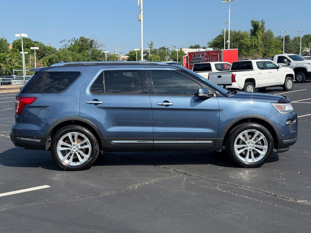 Ford Explorer Vehicle Full-screen Gallery Image 02