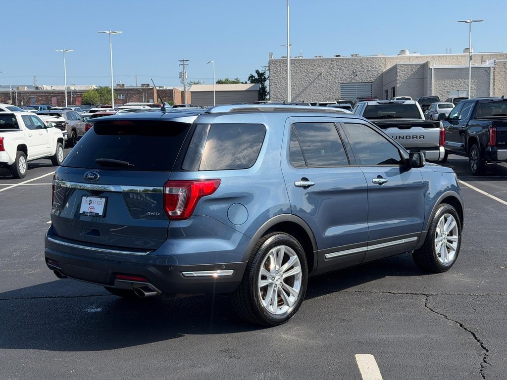 Ford Explorer Vehicle Full-screen Gallery Image 03