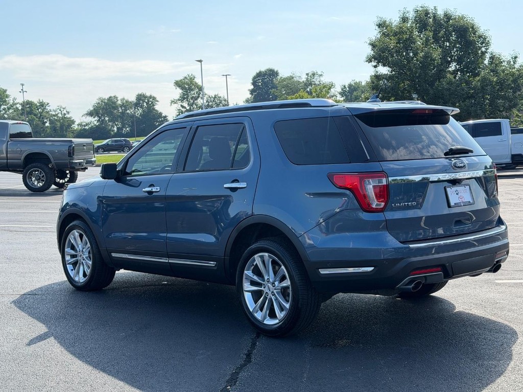 Ford Explorer Vehicle Full-screen Gallery Image 06