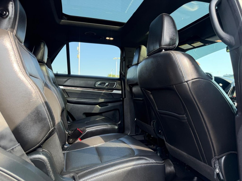 Ford Explorer Vehicle Full-screen Gallery Image 10