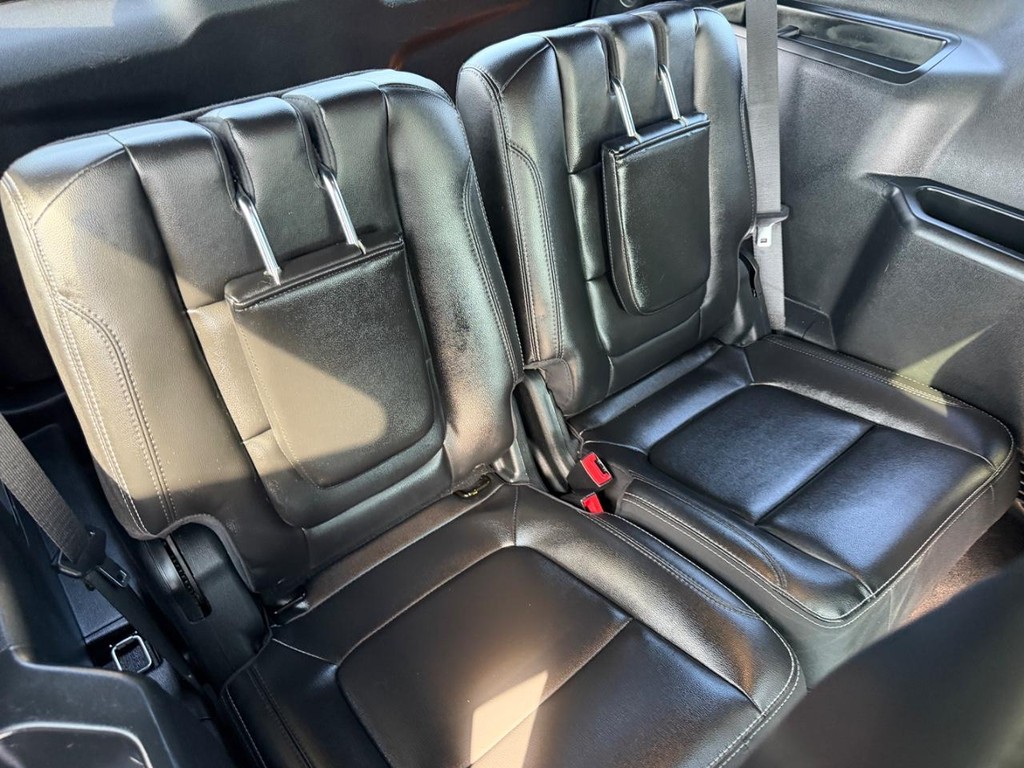 Ford Explorer Vehicle Full-screen Gallery Image 11