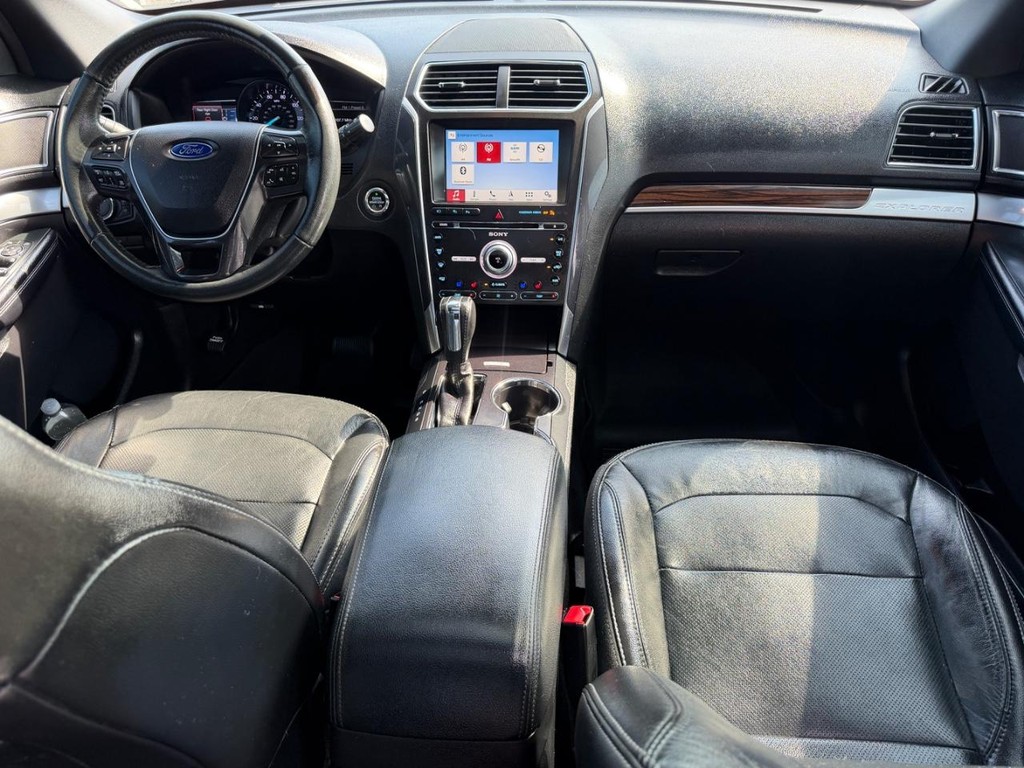 Ford Explorer Vehicle Full-screen Gallery Image 12
