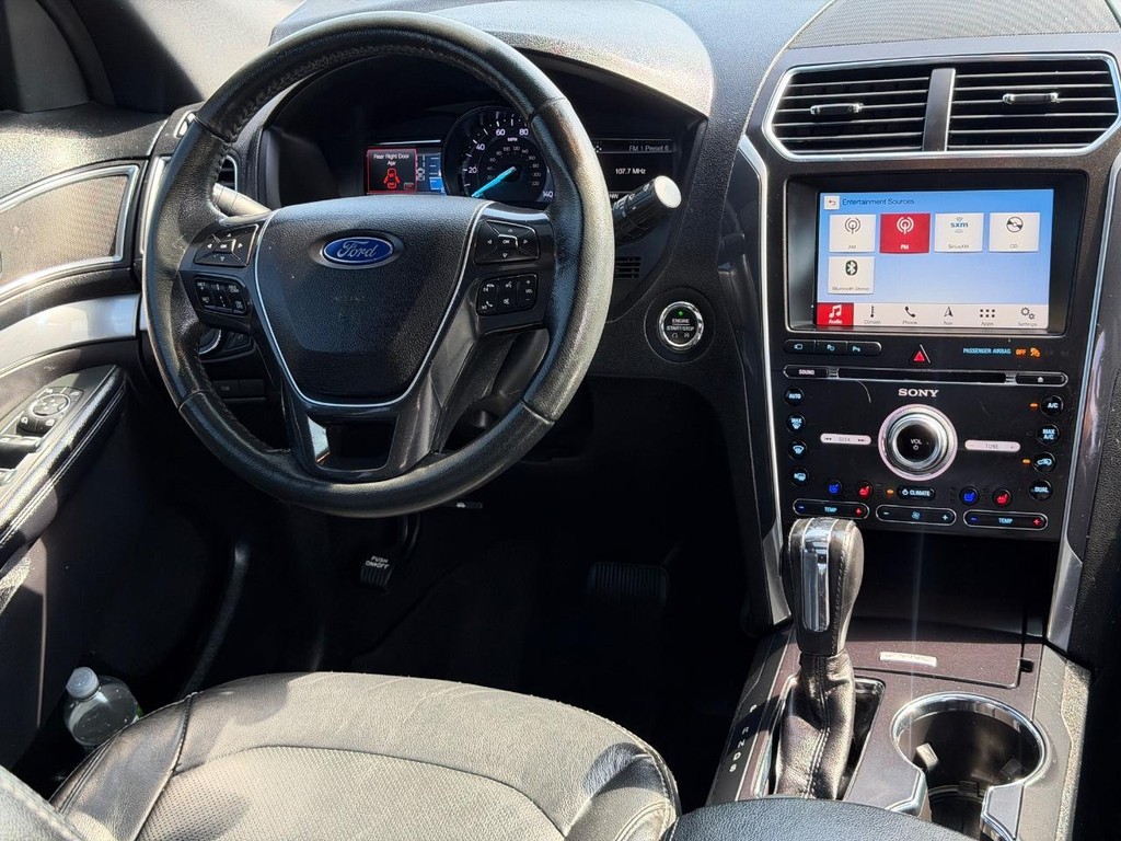 Ford Explorer Vehicle Full-screen Gallery Image 13