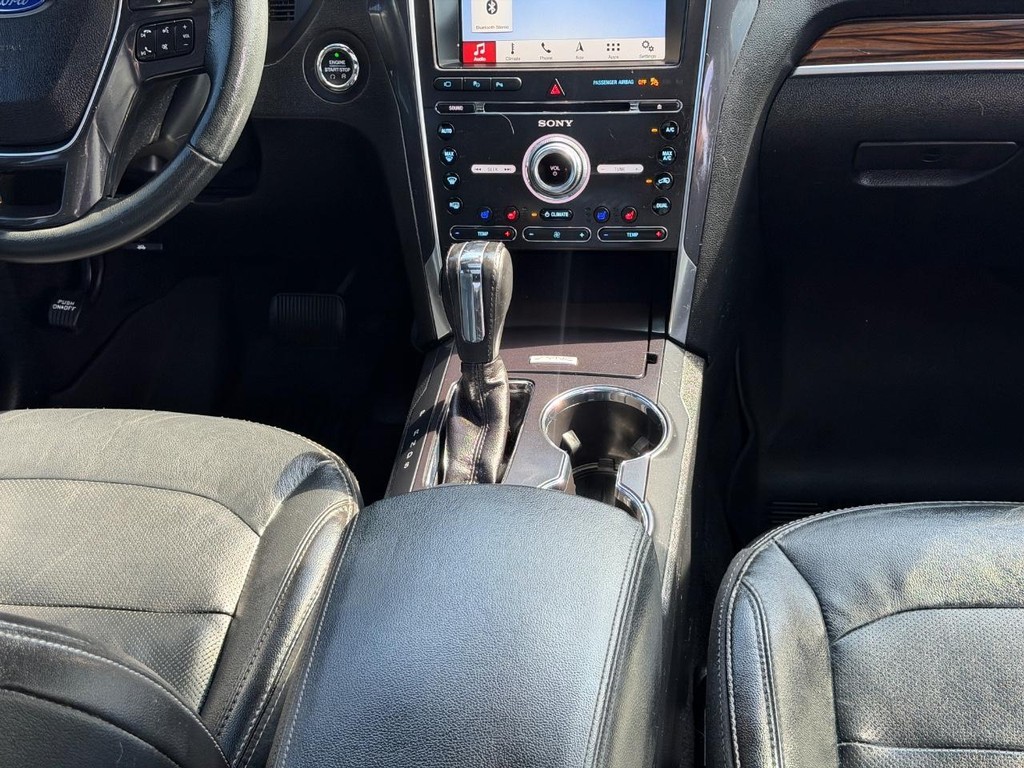 Ford Explorer Vehicle Full-screen Gallery Image 15