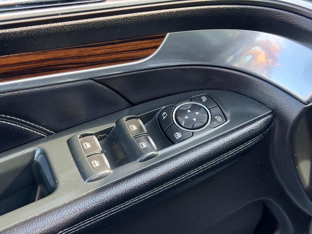 Ford Explorer Vehicle Full-screen Gallery Image 16