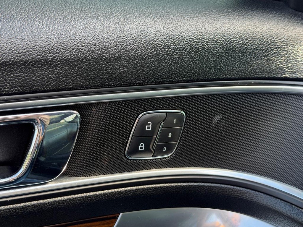 Ford Explorer Vehicle Full-screen Gallery Image 17