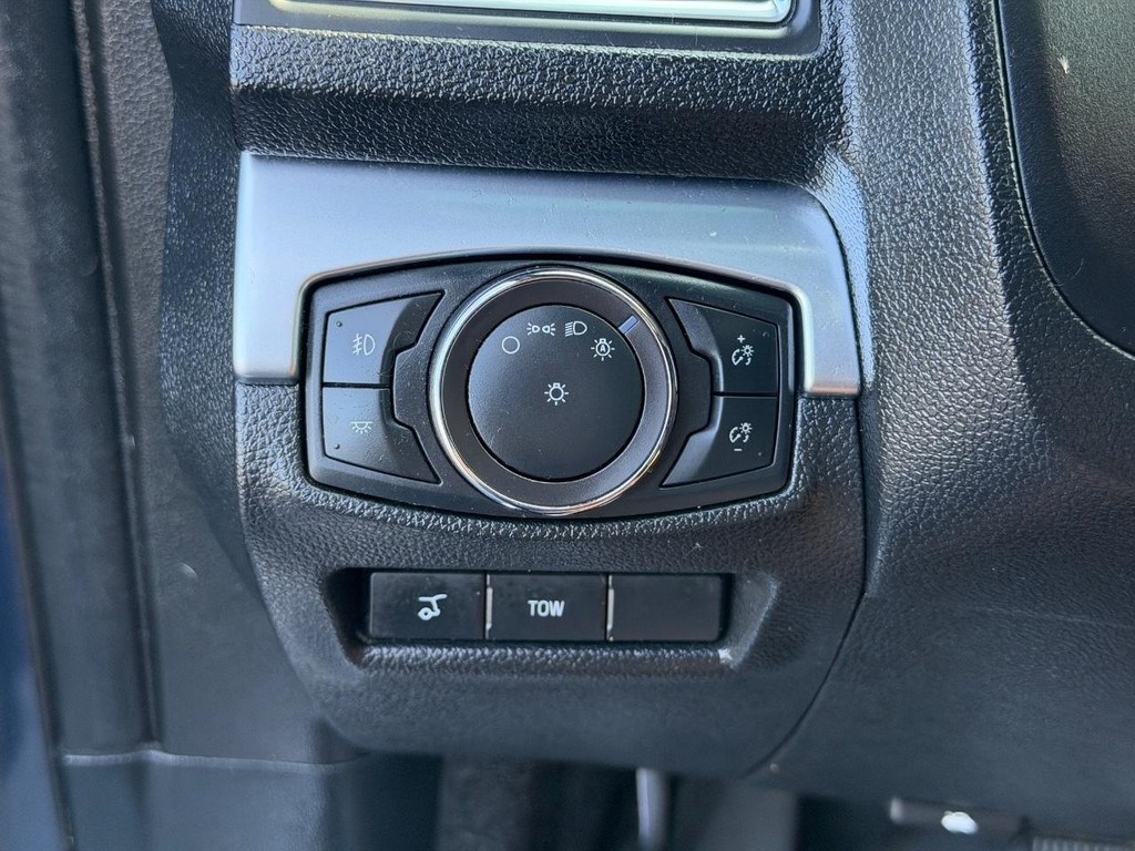 Ford Explorer Vehicle Full-screen Gallery Image 18