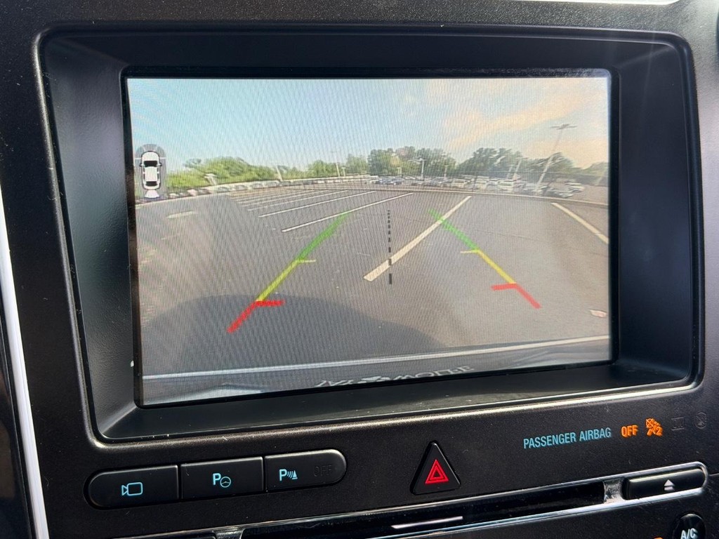 Ford Explorer Vehicle Full-screen Gallery Image 23