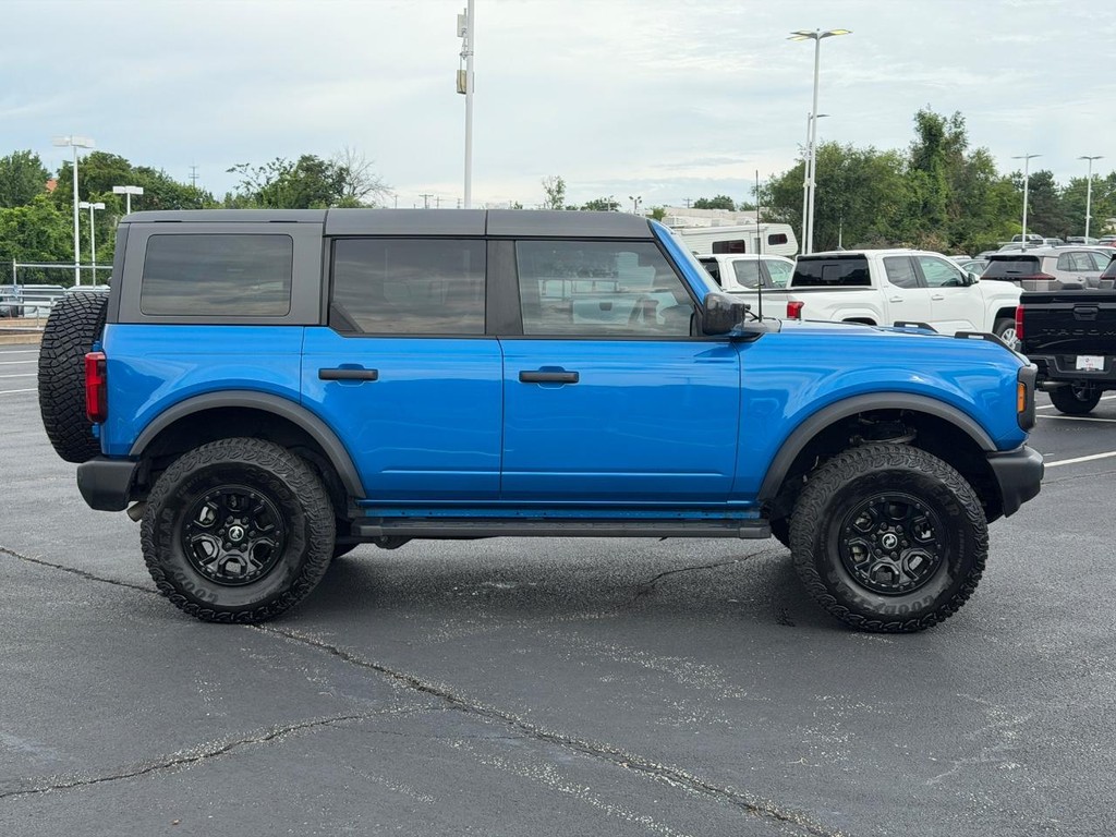 Ford Bronco Vehicle Full-screen Gallery Image 02