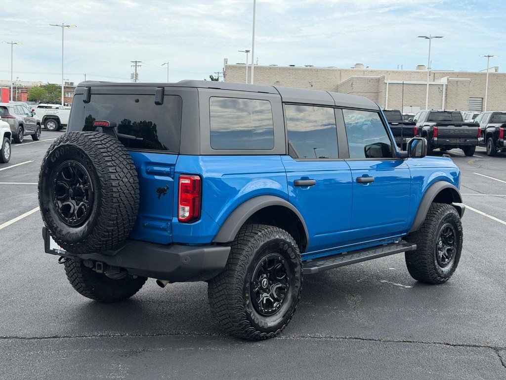 Ford Bronco Vehicle Full-screen Gallery Image 03