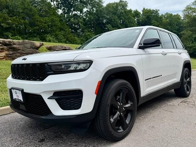 Jeep Grand Cherokee Vehicle Full-screen Gallery Image 02
