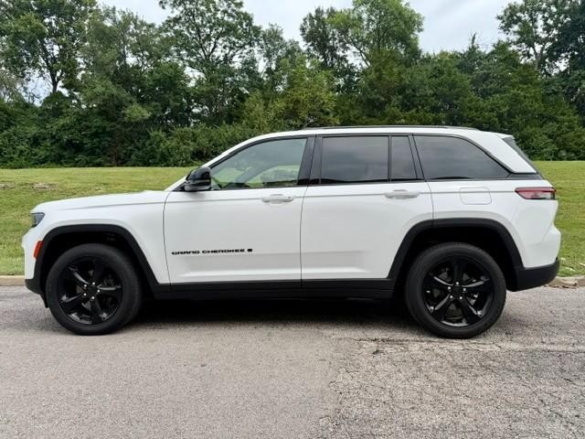 Jeep Grand Cherokee Vehicle Full-screen Gallery Image 03