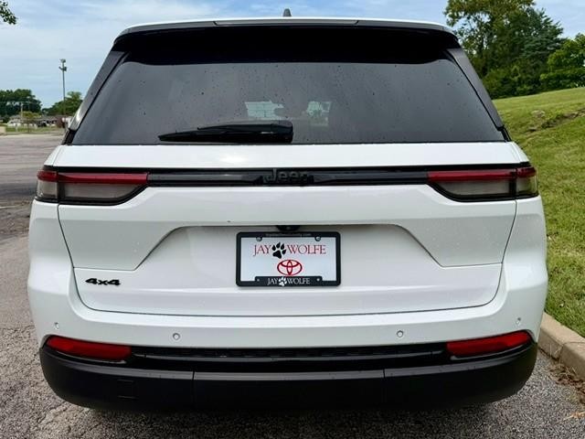 Jeep Grand Cherokee Vehicle Full-screen Gallery Image 06