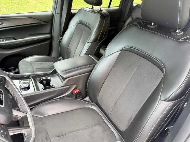 Jeep Grand Cherokee Vehicle Full-screen Gallery Image 07