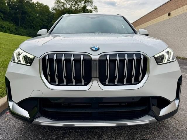 BMW X1 Vehicle Full-screen Gallery Image 05