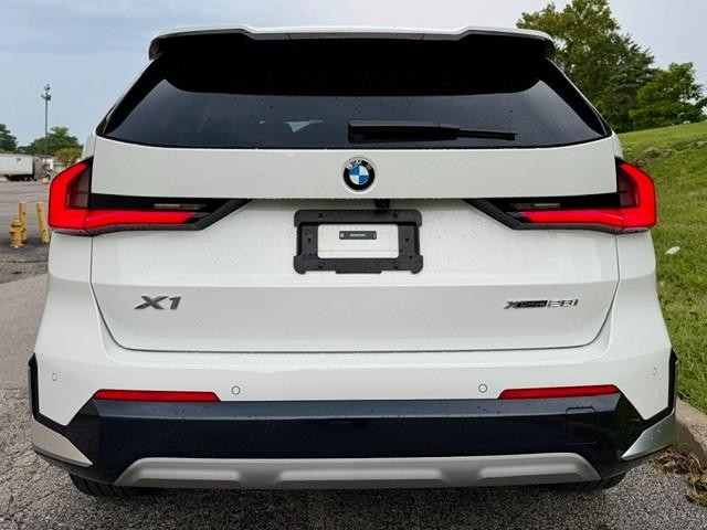 BMW X1 Vehicle Full-screen Gallery Image 06