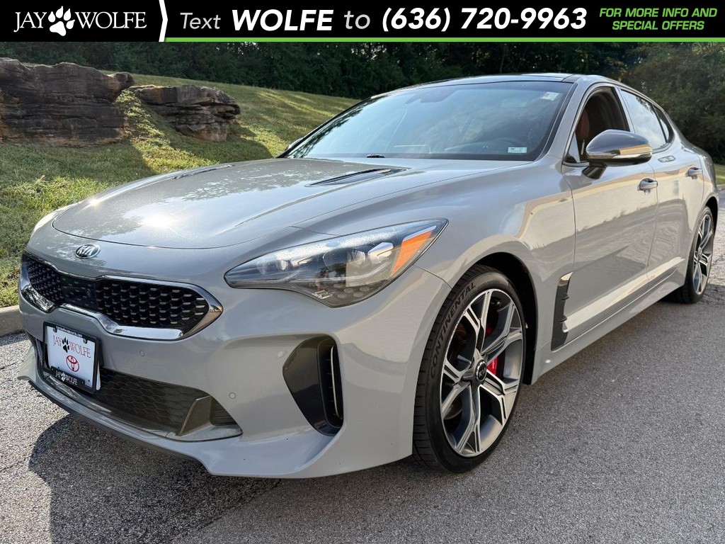 Kia Stinger Vehicle Full-screen Gallery Image 01