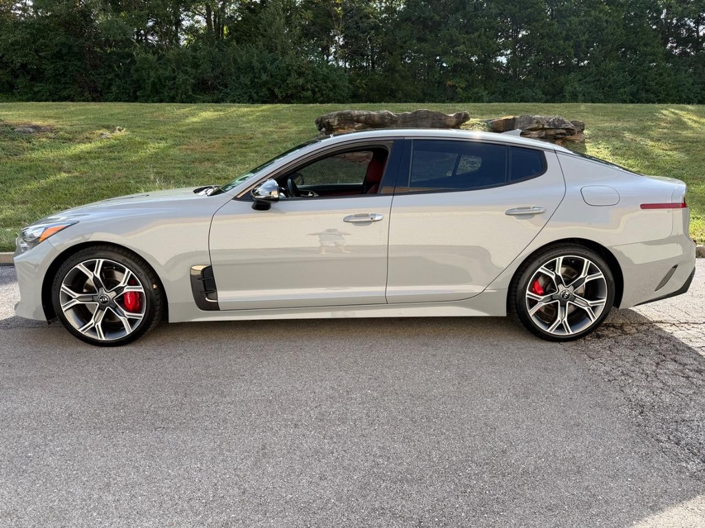Kia Stinger Vehicle Full-screen Gallery Image 02