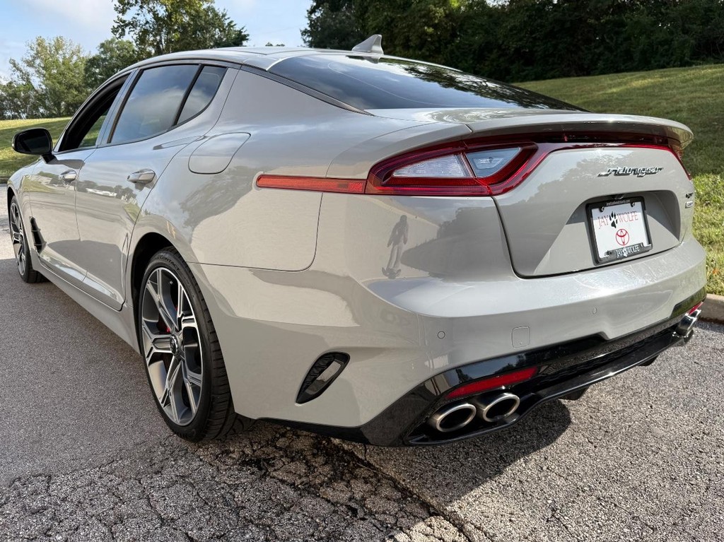 Kia Stinger Vehicle Full-screen Gallery Image 03