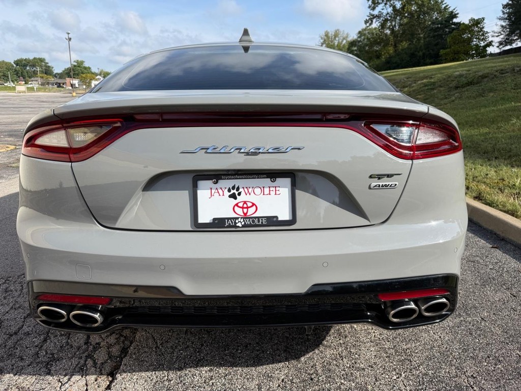 Kia Stinger Vehicle Full-screen Gallery Image 05