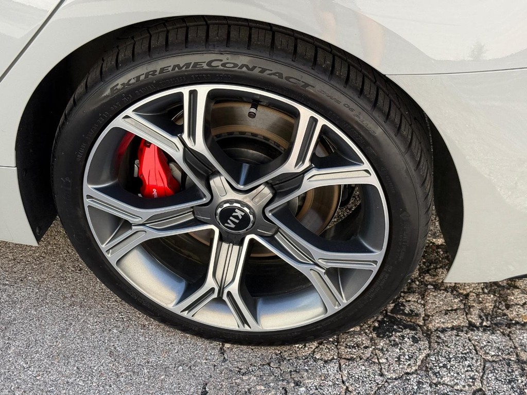 Kia Stinger Vehicle Full-screen Gallery Image 07