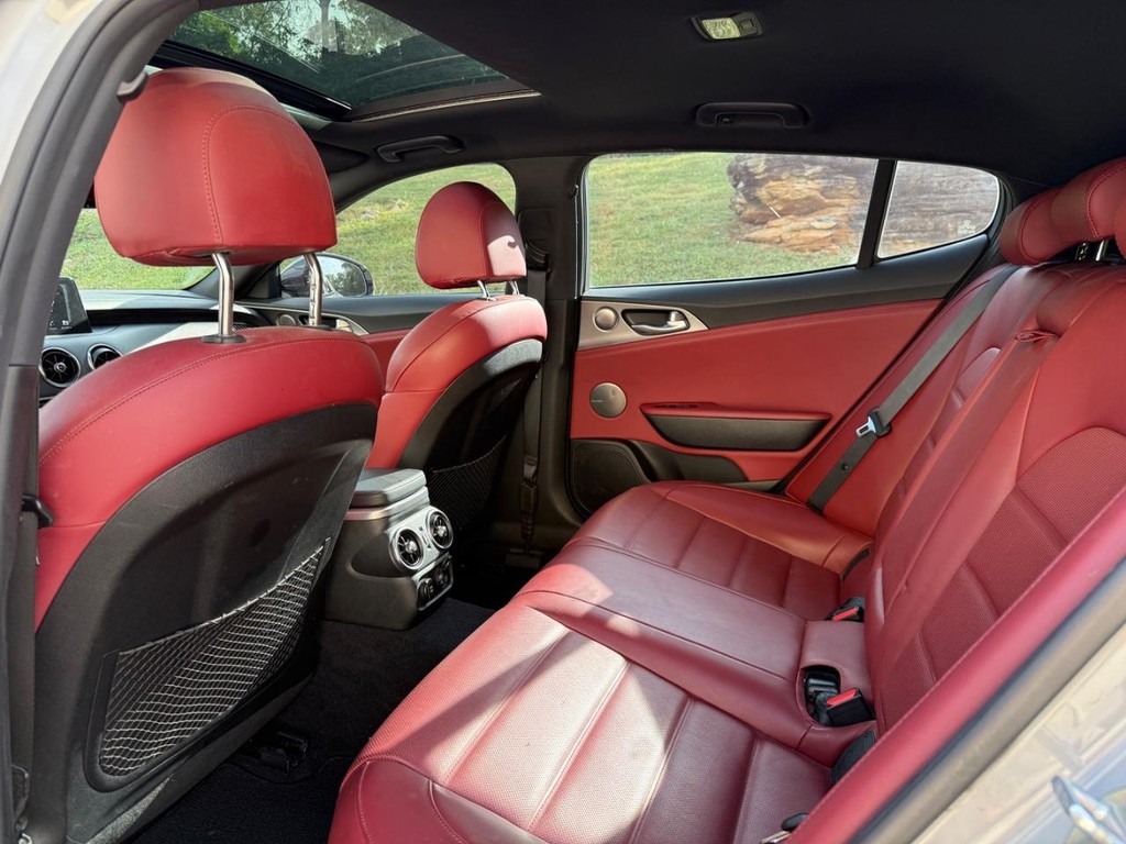 Kia Stinger Vehicle Full-screen Gallery Image 09