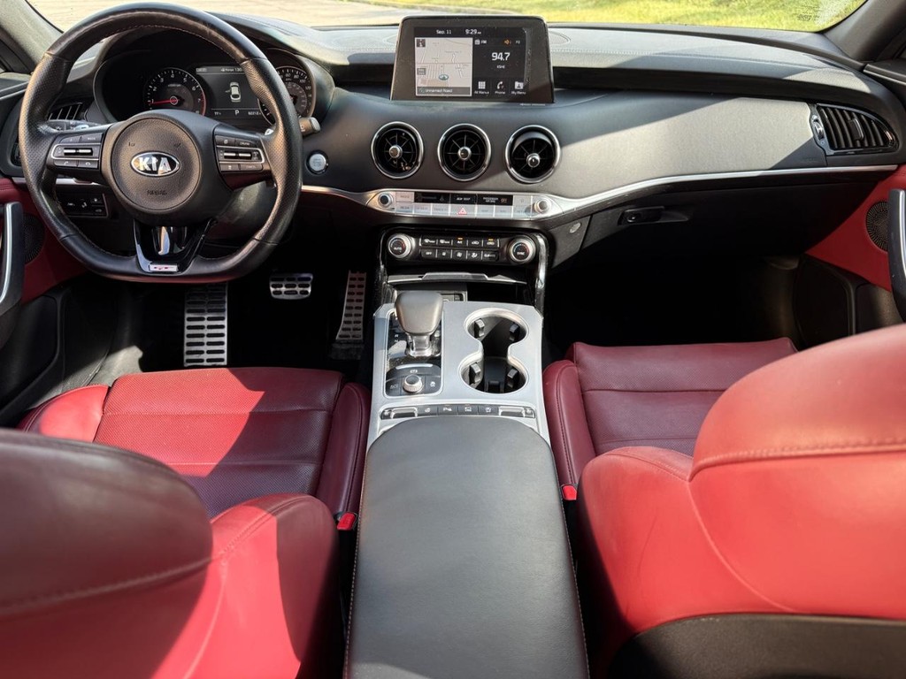 Kia Stinger Vehicle Full-screen Gallery Image 11