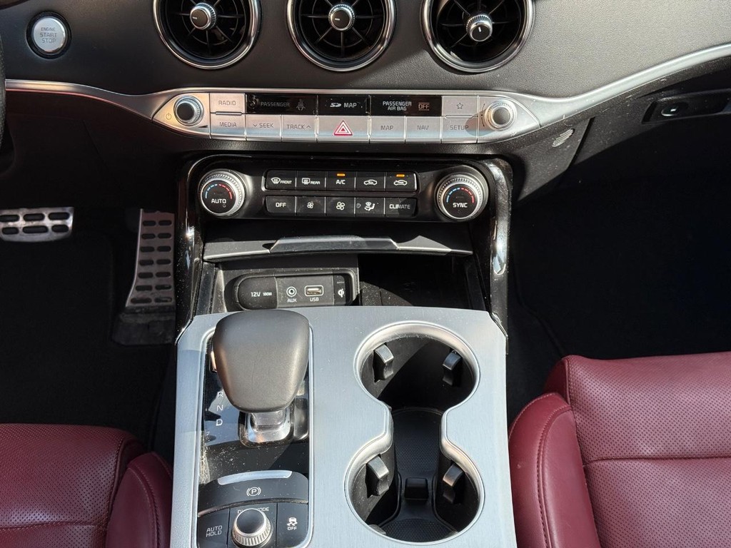 Kia Stinger Vehicle Full-screen Gallery Image 14