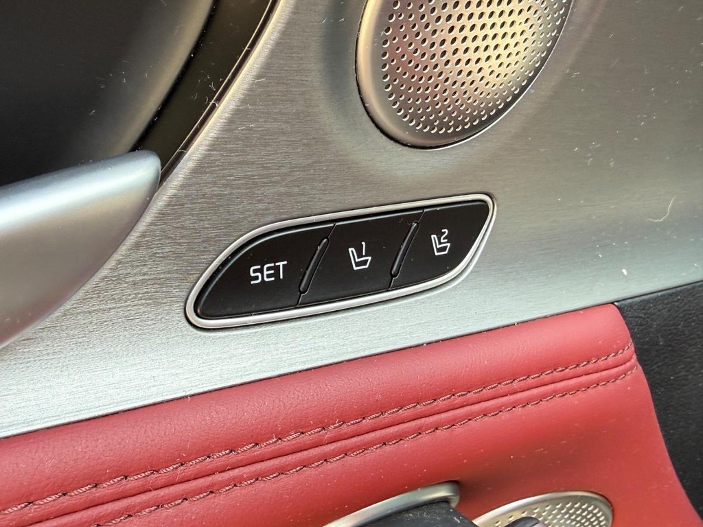 Kia Stinger Vehicle Full-screen Gallery Image 16