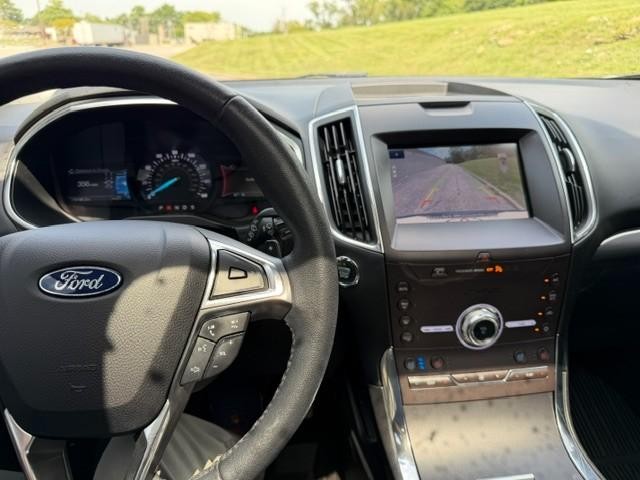 Ford Edge Vehicle Full-screen Gallery Image 10