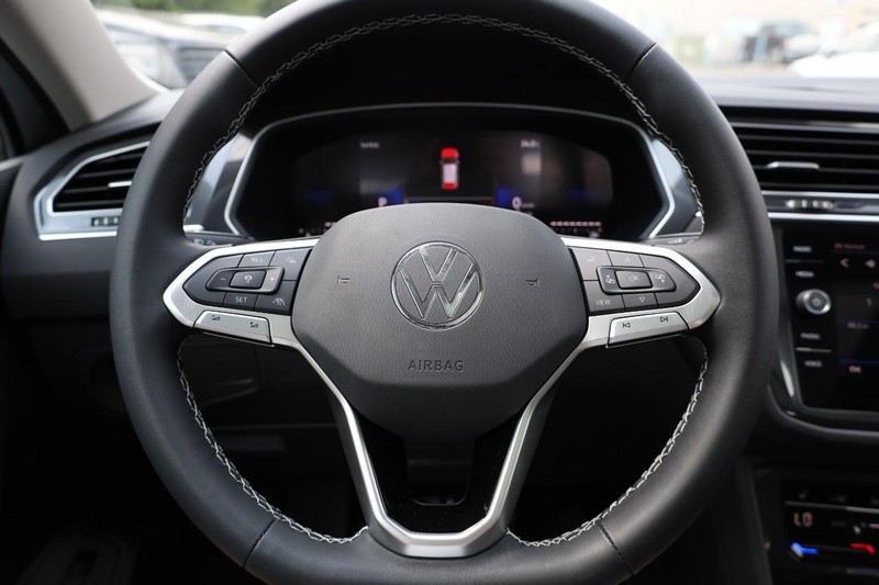 Volkswagen Tiguan Vehicle Image 11
