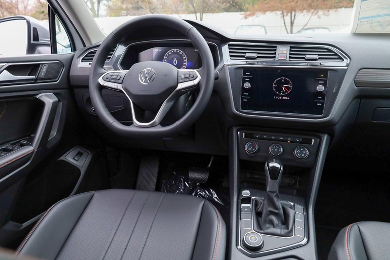 Volkswagen Tiguan Vehicle Image 27