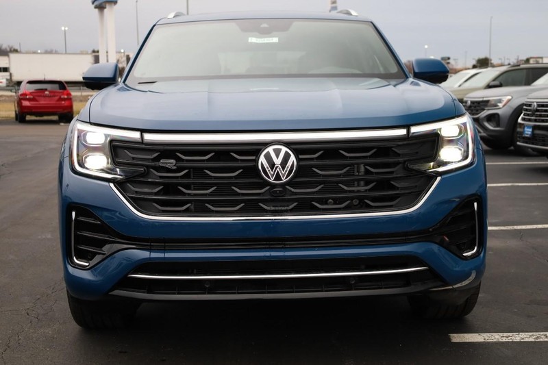 Volkswagen Atlas Cross Sport Vehicle Image 05