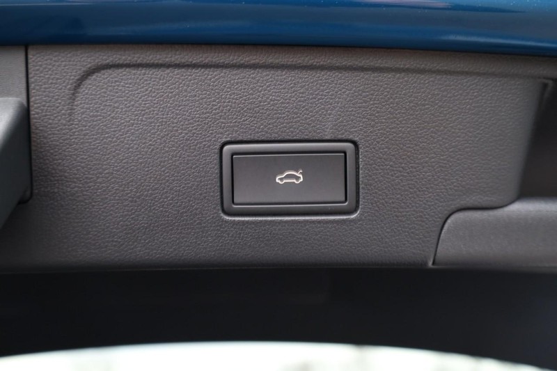 Volkswagen Atlas Cross Sport Vehicle Image 09