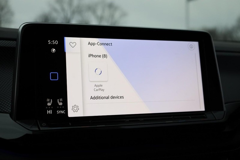 Volkswagen Atlas Cross Sport Vehicle Image 16